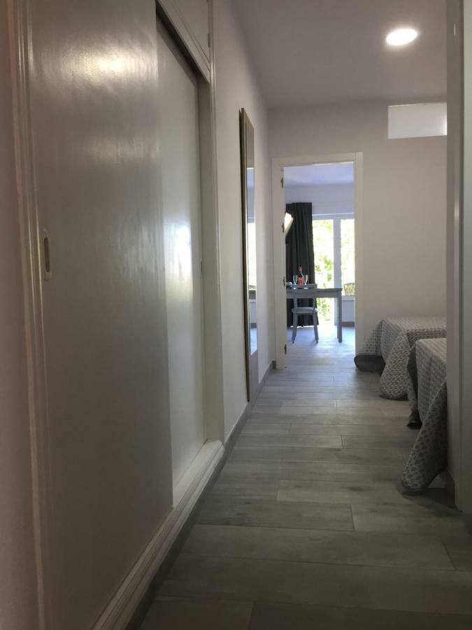 Carihuela Palace Beach Apartment Torremolinos Bagian luar foto